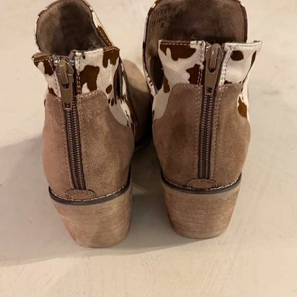 Pierre Dumas Tan Ankle Women’s Boots Cow Print Size 9 - Picture 2 of 12